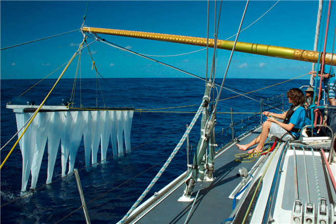Die Crew der Sea Dragon nutzt ein Mehrebenennetz, um herauszufinden, in welchen Tiefen Plastik gefunden werden kann. © The Ocean Cleanup