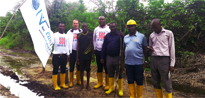 Im Frühsommer 2015 reiste erstmals ein Team aus Experten und Helfern nach Nigeria, um das Umfeld einer undichten Pipeline zu reinigen und nigerianischen Regierungsdelegationen die Funktionsweise der Spezialwolle zu demonstrieren. // Foto: © One Earth – One Ocean