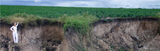 Bodenerosion im gigantischen Ausmaß als Folge jahrelanger Monokultur und industrieller Landwirtschaft. // Foto: © Bernward Geier