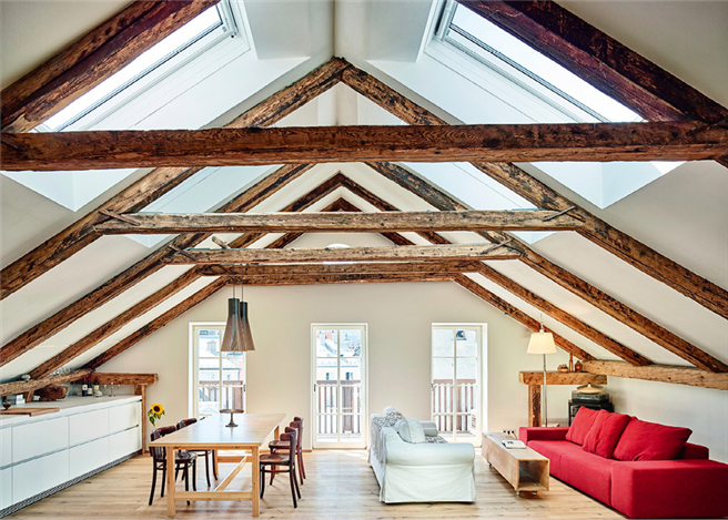 Wohnen mit Stil: der alte Dachstuhl wird zum Designelement. // Foto: Pavatex