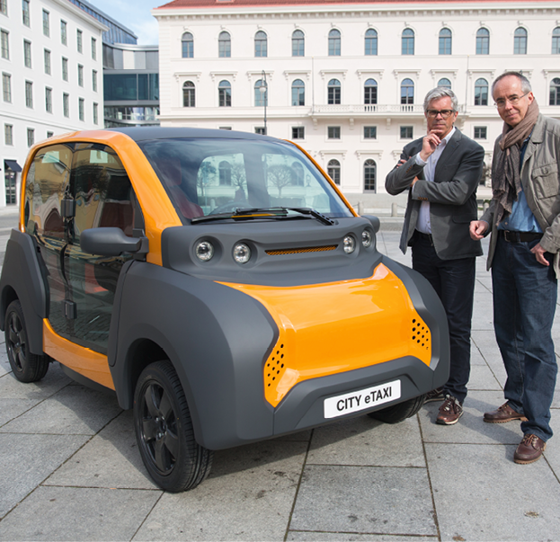 Vater der Idee: Paul Leibold (links). Der Ideengeber für das E-Taxi präsentiert stolz einen der ersten Prototypen. ©Roding Automobile GmbH