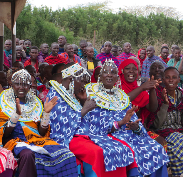 Die Revolution bei der Eröffnung des Frauenzentrums: Frauen dürfen im Zentrum sitzen und die Männer müssen am Rande stehen. Bisher ein No-Go in der Kultur der Massai. © DER Touristik GmbH