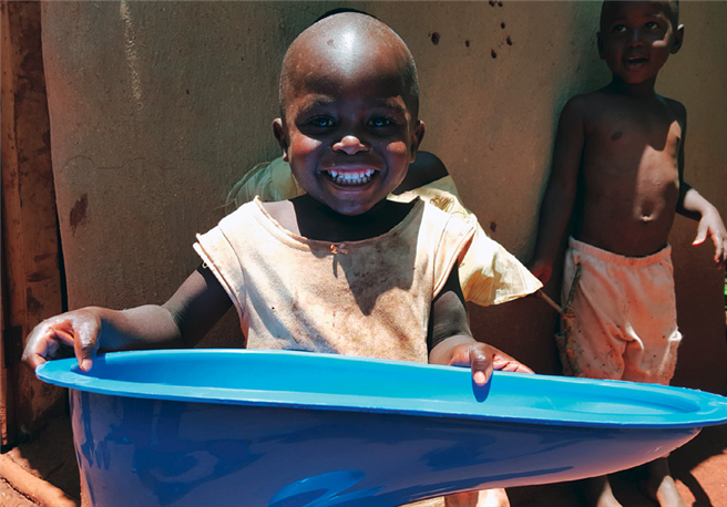 Geschätzte 2,3 Milliarden Menschen haben keinen Zugang zu angemessenen sanitären Einrichtungen. Speziell für Entwicklungsländer hat LIXIL das SATO Toilettensystem mit Falltüre entwickelt, das die Übertragung von Krankheiten durch Insekten mindert und nur wenig Wasser zum Spülen benötigt. © Lixil / Grohe AG
