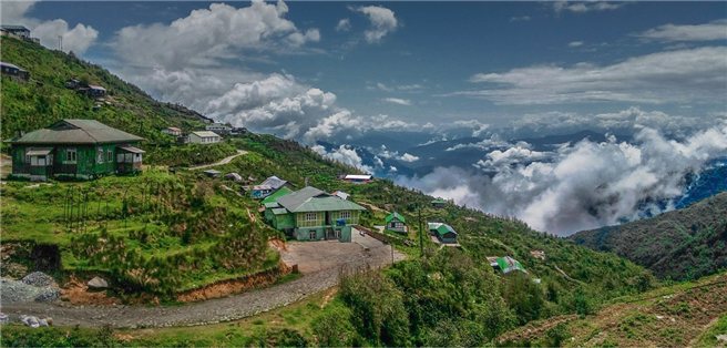 Dramatische Berglandschaften und malerische Terassen für den Teeanbau sind Kulisse für Reisen durch Sikkim. Die Kraft der ursprünglichen Landschaft am Fuß des Himalaya und die freundliche Ruhe der Bevölkerung überträgt sich dabei schnell auf den Besucher. © Amritendu Mallick