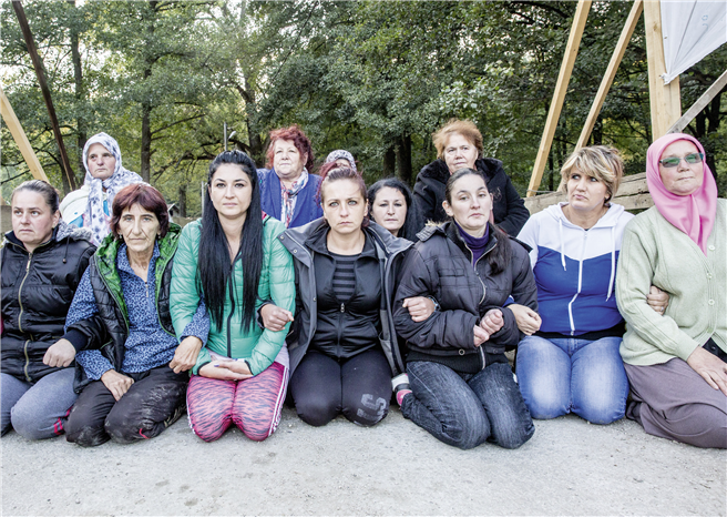 Die mutigen Frauen von Kruš?ica, Bosnien Herzegovina, die ihren Fluss rund um die Uhr gegen ein Staudammprojekt in Bosnien bewachten, um so die Wasserkraftprojekte zu stoppen, die ihr Dorf vom Trinkwasser abgeschnitten hätten. © Blue Heart, Patagonia