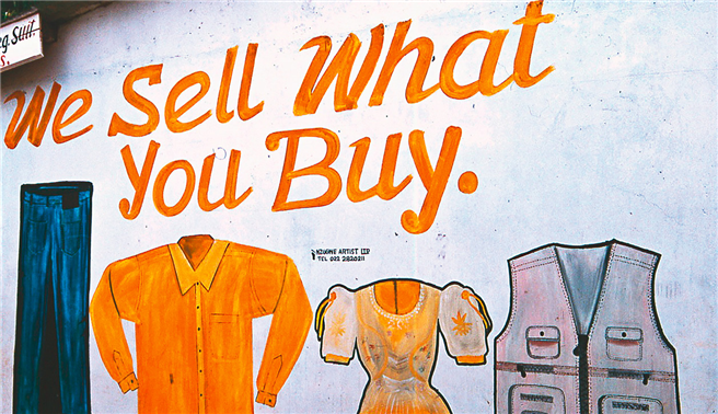 Konsumentinnen und Konsumenten spielen für nachhaltige Textilien eine wesentliche Rolle. © Street Art Tansania