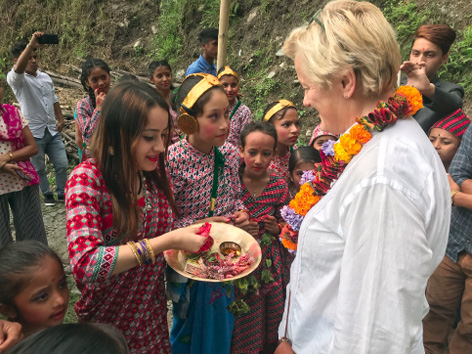Die Ex-Landwirtschaftsministerin und deutsche Bio-Vorkämpferin Renate Künast ist begeistert von der Gastfreundschaft der Bevölkerung in Sikkim. © colabora