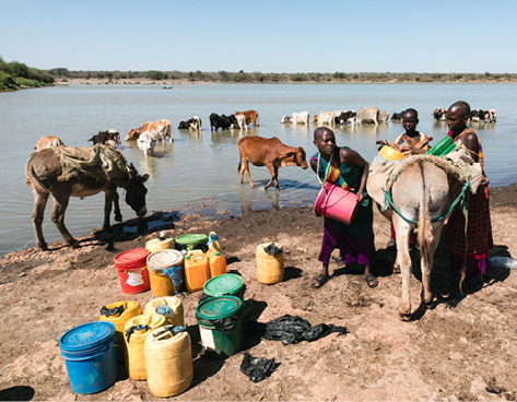 Wenn das tägliche Trinkwasser zur Schwerstarbeit wird: Mühsam schleppen Frauen in Tansania das Wasser über weite Distanzen zu ihren Häusern. Von den Männern weit und breit kein Spur... © DER Touristik, Rüdiger Fessel