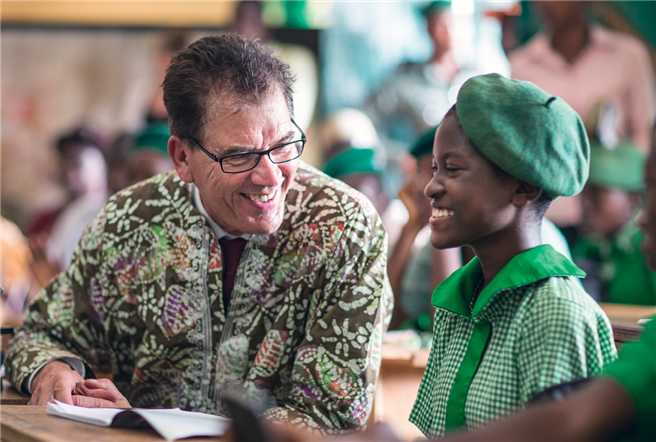 Minister Müller besucht eine Mädchenschule in Nigeria. © Thomas Imo, photothek.net