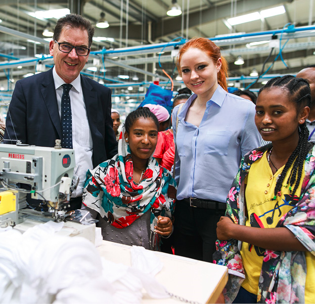 Minister Gerd Müller und die BMZ-Textilbotschafterin Barbara Meier besuchen eine Textilfabrik in Äthiopien. © Michael Gottschalk, photothek.net