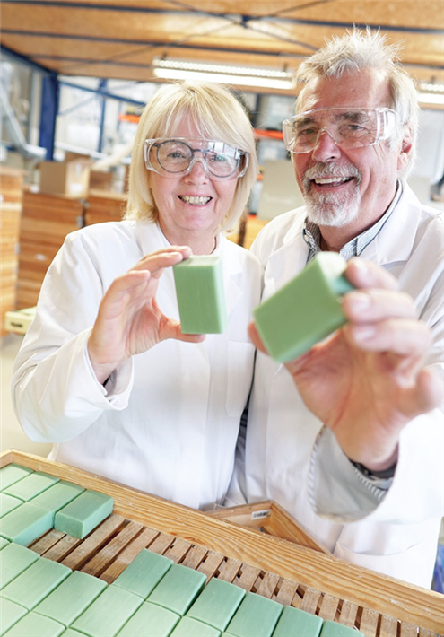 Natur- statt Petrochemie: Pflanzenseifen von Sodasan werden nach traditioneller Seifensiedekunst hergestellt und sind dank der natürlichen Inhaltsstoffe und (Oliven-)Öle – überwiegend in Bio-Qualität – besonders hautpflegend. Sie beinhalten im Vergleich zu vielen konventionellen Seifen keine synthetischen Stoffe, keine tierischen Fette und natürlich kein Mikroplastik. © TERRITORY CTR GmbH