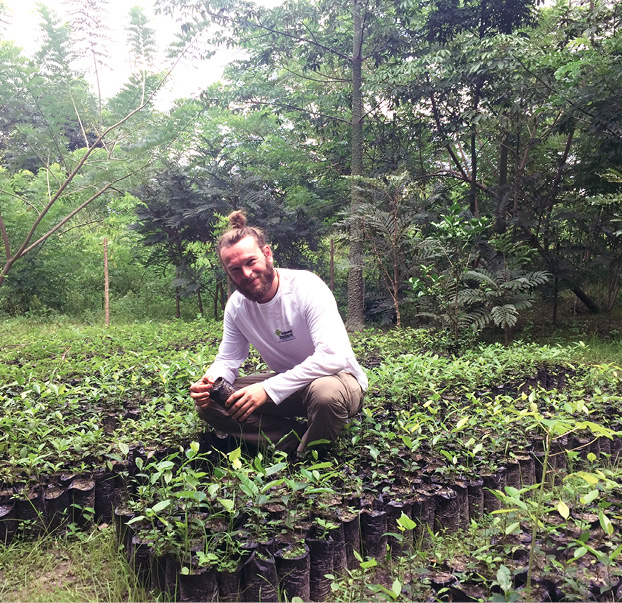 Dr. Kevin Riemer-Schadendorf leitet den Bereich Nachhaltigkeit bei einer Öko-Druckerei in Deutschland. Nach seiner Überzeugung soll ein Unternehmen nicht nur im eigenen Geschäftsbetrieb, sondern auch im gesellschaftlichen Engagement ein Vorbild in Sachen Nachhaltigkeit sein. @dieUmweltDruckerei