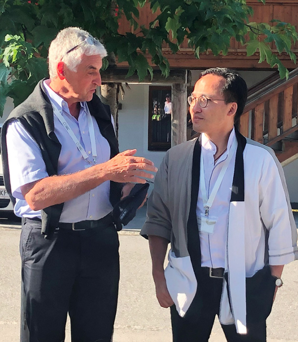 Ernest Ng, Investmentbanker und Universitätsprofessor und Friedhelm Boschert, Genossenschaftsbanker und Honorarprofessor diskutieren beim Europäischen Forum Alpbach über ein zukunftsfähiges Finanzwesen. © mindful finance