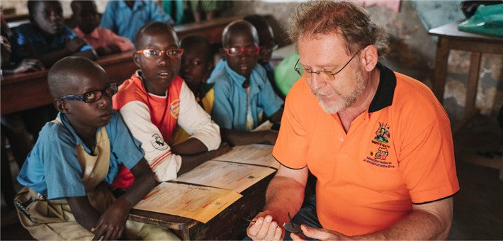 Wolfgang Gindorfer sind seine Schützlinge ans Herz gewachsen. Doch bewusst übergab er das Augen-Projekt in die Hände von Lovincer Nantongo, die gemeinsam mit anderen ugandischen Frauen dafür sorgt, dass das Programm Schritt für Schritt in die Hände der Regierung und der lokalen Bevölkerung wandert. © Gregor Kuntscher