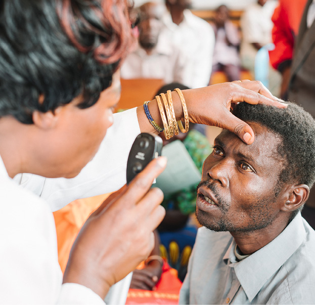 Die Helfer kommen ins Dorf sowie in Schulen und prüfen in Reihenuntersuchungen, wer unter Fehlsichtigkeit oder Augenkrankheiten leidet. Das ist die Grundlage, um den Menschen zu neuen Lebenschancen zu verhelfen. © Gregor Kuntscher