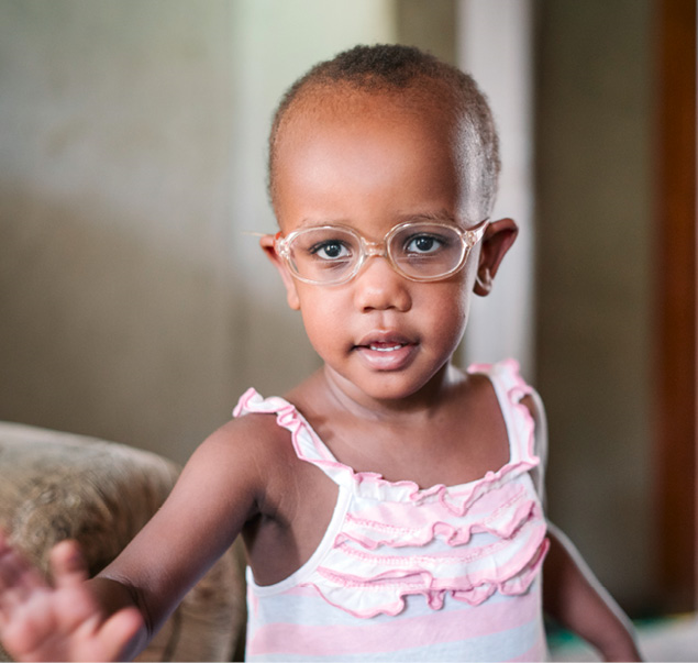 In einem Land wie Uganda, in dem manche glauben, von einer Sehhilfe werde man blind, in dem Eltern ihren Töchtern Brillen verwehren, weil sie Angst haben, dass sie damit keinen Mann bekommen, ist eine Sehhilfe nicht alltäglich und doch oft lebenswichtig. © Gregor Kuntscher