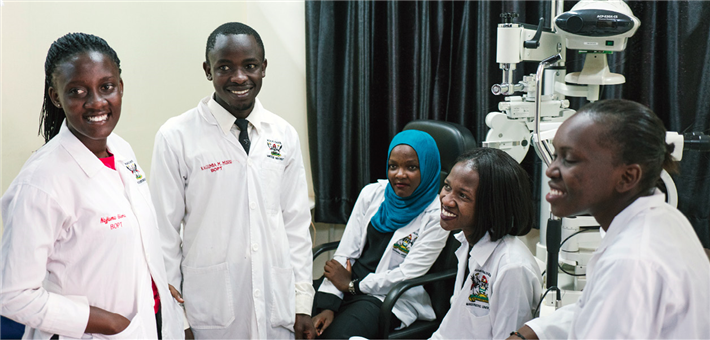 Die Integration in das staatliche Weiterbildungs- und unviversitäre Ausbildungsangebot ist einer der bahnbrechenden Erfolge des Niure Projekts. Damit ist ein Grundpfeiler dafür gelegt, dass die Bevölkerung zukünftig ausreichend mit Sehhilfen und Augenmedizin versorgt werden kann. © Gregor Kuntscher