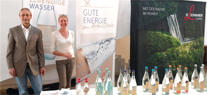 Im Rahmen des Gesundheitstages der Linde AG wurde den Mitarbeitern im großzügigen Eingangsfoyer der Agora die Gelegenheit geboten, die sieben verschiedenen stillen Wässer von St. Leonhards zu verkosten. Der sogenannte Sensorik-Test funktioniert wie eine Weinprobe und hilft dabei, das individuell passende Wasser zu finden. 'Gute Energie am Arbeitsplatz' war das Motto dieser Aktion. © St. Leonhards Quellen
