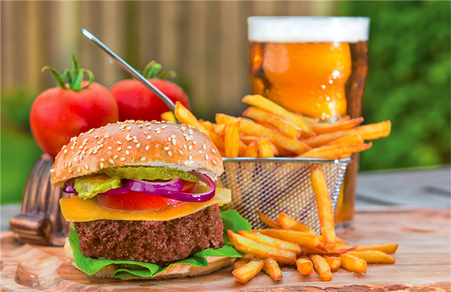 So lecker und appetitlich wie richtiges Fleisch: Hamburger aus Zellkultur-Fleisch sollen eingeschworene Fleischesser von der 'tierfreien' Alternative überzeugen. © Mosa Meat