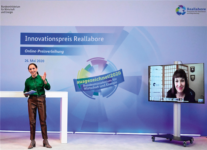 Die hybride Preisverleihung 'Innovationspreis Reallabore'. Die Moderatorin führt einen virtuellen, interaktiven Dialog mit den Teilnehmern – darunter Bundeswirtschaftsminister Altmaier, die Nominierten und Preisträger sowie die Jurymitglieder. © BMWi, Andreas Mertens