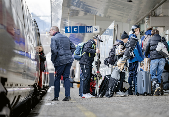Mit dem 'Ski Express Tirol' aus Hamburg über Hannover, München und Innsbruck ist St. Anton nun der höchstgelegene ICE-Bahnhof weltweit. © TVB St. Anton am Arlberg / Fotograf Patrick Bätz