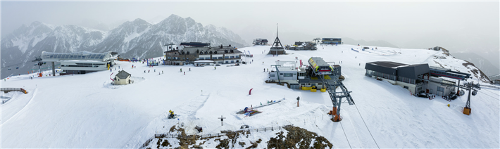 Panoramablick über den Kronplatz in Südtirol. Hier läuft der Skibetrieb auf vollen Touren. © AdobeStock / ingusk