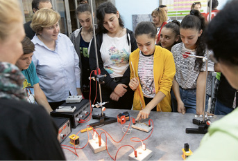 Einrichtung von Chemie- und Physiklaboren an den Schulen © toom