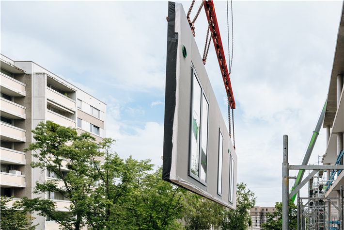 Einsetzen einer vorgefertigten Wand in München © Malikstudio
