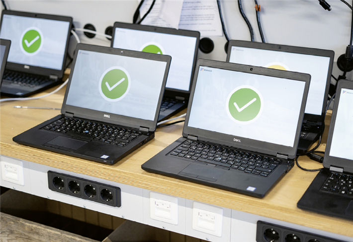 Bei einem zertifi­zierten Refurbisher werden die IT-Geräte gemäß DSGVO vollständig gelöscht.Nicht löschbare Daten­träger vernichtet der IT-Refurbisher. &copy; AfB gGmbH