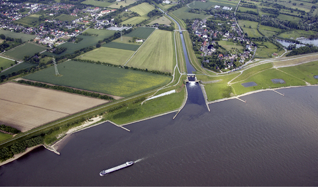 Vorher: Alte Emscher-Mündung: Seit 1949 mündete die Emscher bei Dinslaken schnurgerade in den Rhein und fiel dabei mehrere Meter tief ab. Diese Bauweise verhinderte, dass Fische aus dem Rhein in das Emscher-System gelangen konnten. &copy; Hans Blossey/EGLV