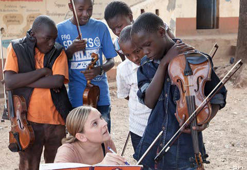 Angelika Bachmann vor Ort. Jugendliche im Slum Korogocho erhalten aber nicht nur Musikunterricht, sondern auch Schulstipendien und weitere Unterstützung. © Salut Salon 