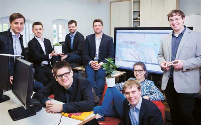 Das Projektteam am Hasso-Plattner- Institut (HPI) hat entscheidend dazu beigetragen, die Digitalisierung für den Hamburger Hafen umzusetzen und maximale Nachhaltigkeit zu realisieren. © Kay Herschelmann