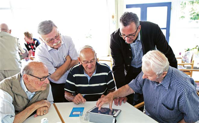 Digitale Inklusion zum Anfassen: Senioren erfahren, wie sie mit internetfähigen Tablet-PCs ihr Leben erleichtern können. © Telefonica