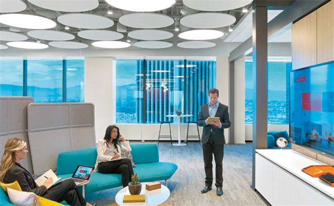 Digitales Arbeiten ermöglicht problemlos eine globale Vernetzung. Videokonferenzen reduzieren aufwändige Geschäftsreisen und Meetings. Sofa und Schreibtisch werden abwechselnd genutzt. © Haworth SE