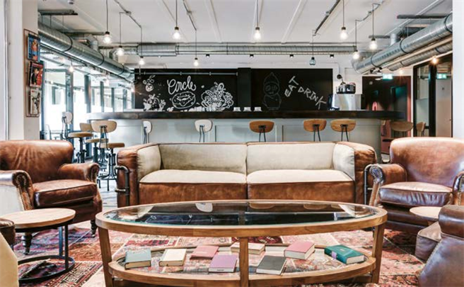 Flexible Arbeitsmöglichkeiten für unterschiedliche Tätigkeiten sind ebenso Teil einer neuen Bürokultur wie eine Lounge oder Bar für den kreativen Gedankenaustausch. © Mindspace Hamburg