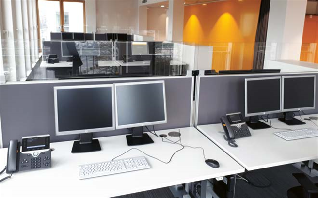 Freie Arbeitsplatzwahl und offene Arbeitsbereiche fördern die flexible Zusammenarbeit und den Austausch im Team. © Commerzbank AG