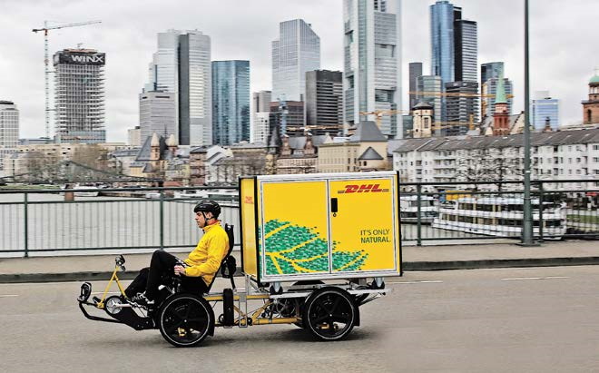 Lastenräder übernehmen die Expresszustellung auf der letzten Meile. Das CubiCycle ist ein vierrädriges Lastenfahrrad mit einer Containerbox, die bis zu einen Kubikmeter oder 125 Kilogramm Sendungen fassen kann. © Deutsche Post DHL Group