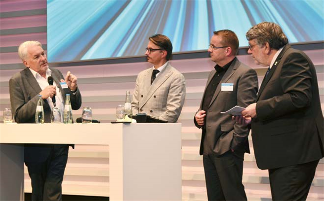 Diskutierten Chancen für Deutschland und Europa im digitalen Wettkampf (v.l.): Prof. Dr. Dr. h.c. Manfred Broy (Zentrum Digitalisierung. Bayern), Peter Fatelnig (Europäische Kommission), Jens Mühlner (Charta digitale Vernetzung e.V.), Moderator Ludwig Karg (B.A.U.M. Consult GmbH). Foto: B.A.U.M.