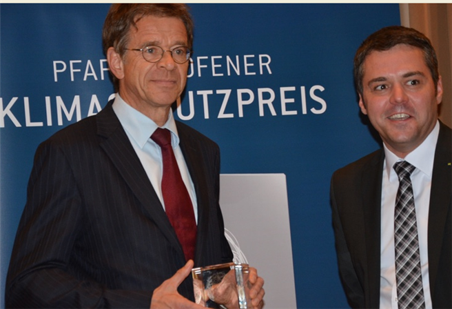 Bürgermeister Thomas Herker überreichte den Klimaschutzpreis an Johannes Doms, Mitglied der Geschäftsleitung HiPP. Foto: HiPP