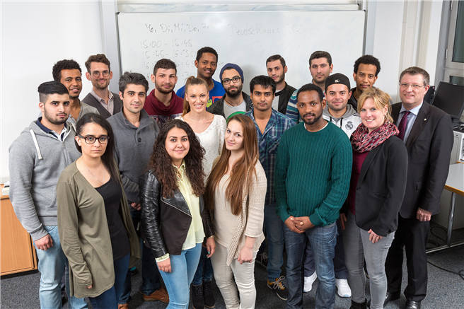 20 junge Flüchtlinge beginnen bei Bayer einen viermonatigen Aufbaukurs zur Berufsvorbereitung. Foto: Bayer AG