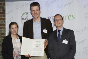 Aspirin Sozialpreis 2014: Bayer-Vorstand Michael König (re.) zeichnet Cordula Ehlers und Dr. Christian Herzmann mit Platz 1 für das Aufklärungsprojekt 'Explain TB' aus. © Bayer AG