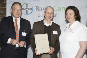 Aspirin Sozialpreis 2014: Prof. Dr. Ulrich Hemel, Jury-Miglied, überreicht die Urkunde für Platz 3 an die Tastuntersucherin Filiz Demir und Dr. Frank Hoffmann. © Bayer AG