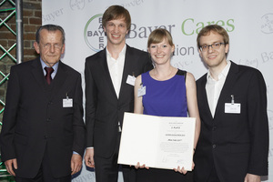 Aspirin Sozialpreis 2014: Bayer-Vorstand Michael König (re.) zeichnet Cordula Ehlers und Dr. Christian Herzmann mit Platz 1 für das Aufklärungsprojekt 'Explain TB' aus. © Bayer AG