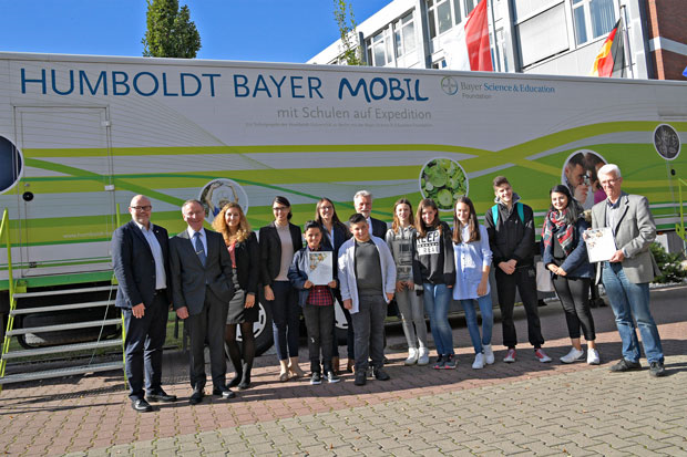 Mona Ehrenberg (4.v.l.), Programm-Managerin der Bayer-Bildungsstiftung, überreicht in Anwesenheit von Dr. Peter Braun (2.v.l.), Standortkoordinator & Personalleiter am Bayer-Standort Frankfurt, symbolisch die Fördersumme an die Schulvertreter der Heinrich-Brentano-Schule und Eduard-Spranger-Schule. Foto: Bayer AG