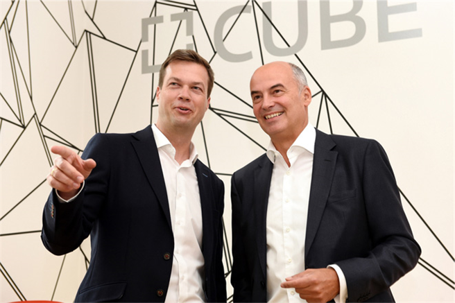 Opening the new CUBE Cooperation Space in Berlin: Daniel Hartert, Chief Information Officer of Bayer AG (on the right), and Dr. Torsten Oelke, Executive Chairman of CUBE. Foto: Bayer AG