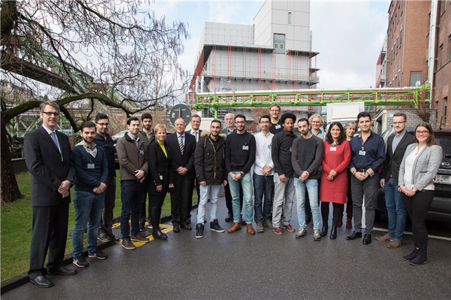 Auftakt des Programms 'Integration bayFuture' im Bayer-Werk Wuppertal: Die Teilnehmer des Programms, Vertreter der Stadt Wuppertal und Bayer-Repräsentanten (mit dabei Dr. Klaus Jelich (Standortleiter Bayer Wuppertal), Gudrun Lohkamp (HR Business Partner PH / Consumer Health) und Jens Manfred Schweinehagen (Leiter HR Wuppertal Elberfeld)). Foto: Bayer AG