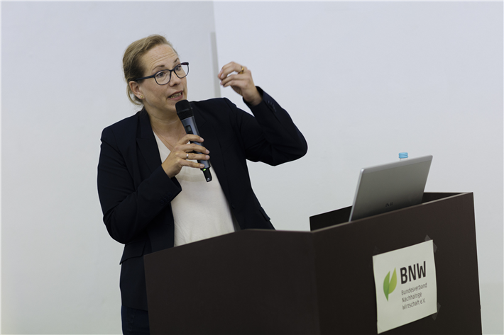 Die diesjährigen Abschlussurkunden übergab Menke gemeinsam mit Prof. Dr. Katharina Reuter, Geschäftsführerin des Bundesverbands Nachhaltige Wirtschaft e.V. (BNW), der das Bildungsprogramm als Projektträger koordiniert. &copy; Helge Eisenberg