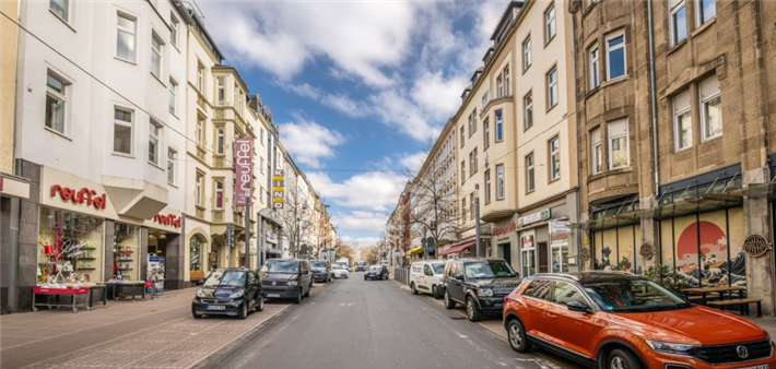 Straße im Stresstest: Die Löhrstraße in der Koblenz City wird zum Reallabor. Hier wird erprobt, wie digitale Anwendungen zur Luftreinhaltung beitragen können. © evm/Dominik Ketz