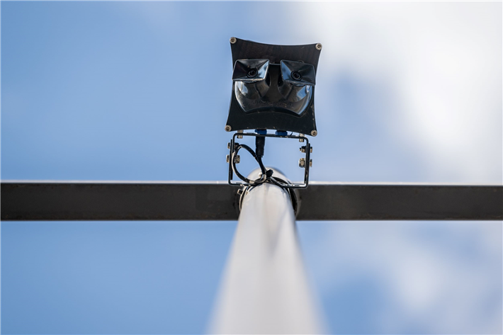 Overhead-Sensoren überwachen die Parkräume und melden, ob Parkplätze frei oder besetzt sind. © Dominik Ketz/evm 