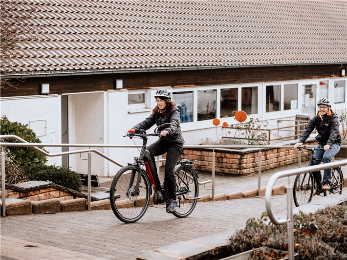 Nutzen das geleaste E-Bike auch für den Weg zum Dienst: die Zoar-Mitarbeiter Doris Keiper und Jörg Weber. © Ev. Diakoniewerk Zoar 